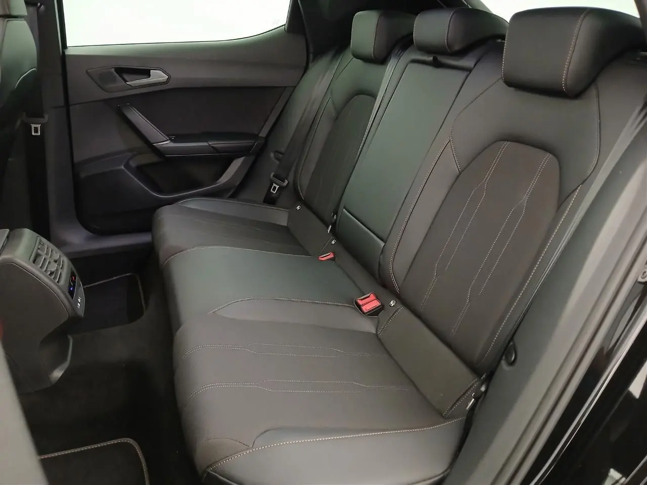 Vue intérieure côté droit des sièges arrière en cuir noir avec surpiqûres contrastantes du CUPRA Leon 2025.