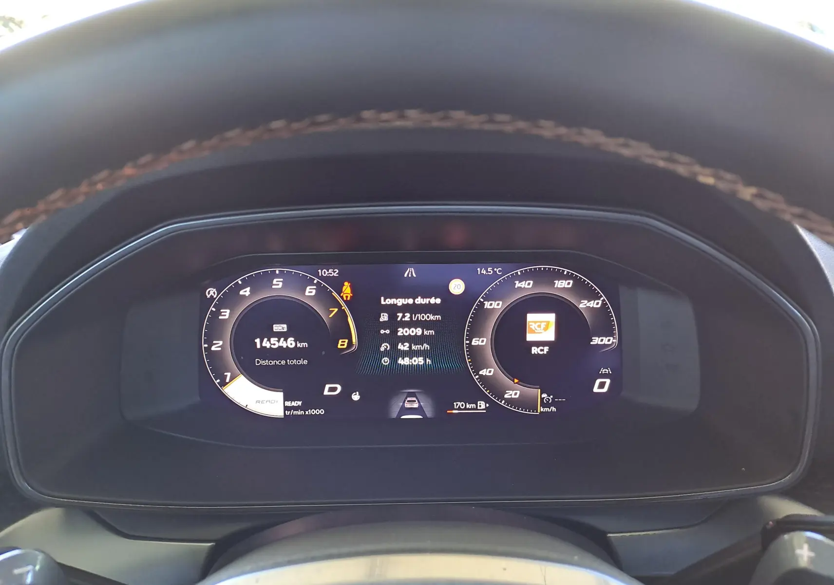 Tableau de bord numérique de la CUPRA Leon 2025, affichant la vitesse, le régime moteur et les informations de conduite.