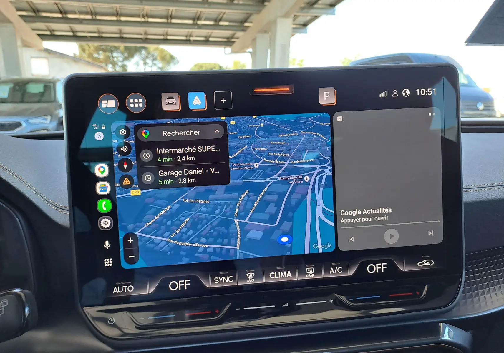 Vue intérieure du tableau de bord du CUPRA Leon 2025, écran tactile affichant la navigation et commandes climatisation.