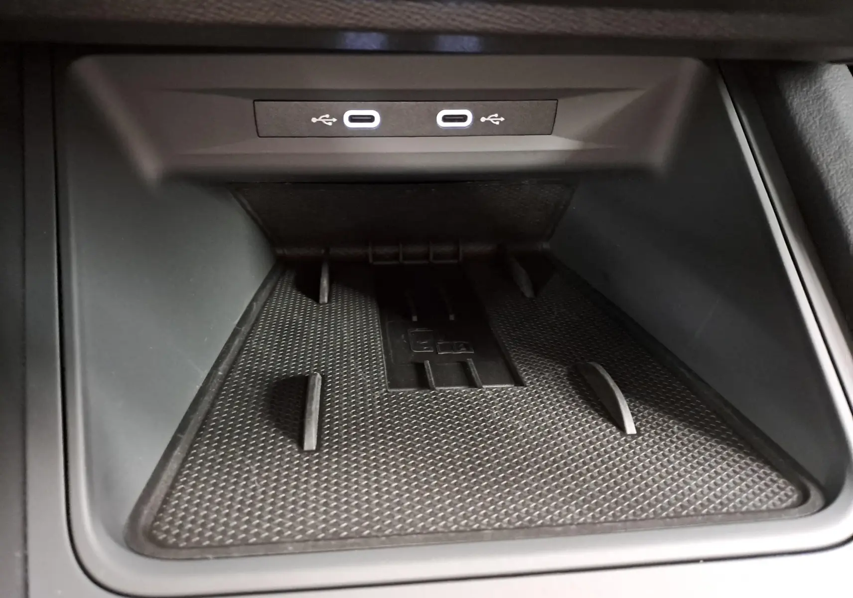 Gros plan sur le compartiment de recharge avec deux ports USB-C dans l’habitacle du CUPRA Leon 2025.