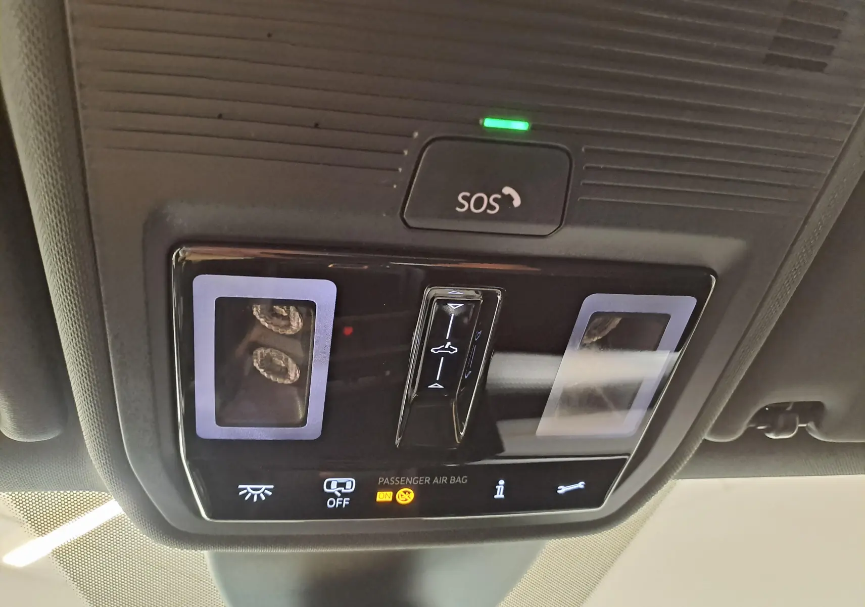 Détail du plafonnier avec commandes du toit ouvrant panoramique et bouton SOS dans une CUPRA Leon Noir Minuit 2025.