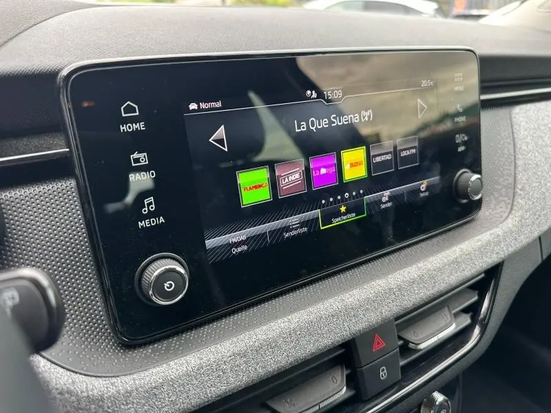 Écran tactile central du tableau de bord de la Skoda Scala 2025, affichant les options radio avec interface moderne.