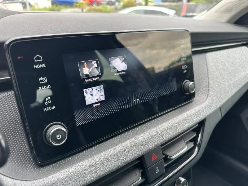 Écran tactile central de la Skoda Scala 2025 en noir Magic nacré, vue rapprochée du tableau de bord côté passager.