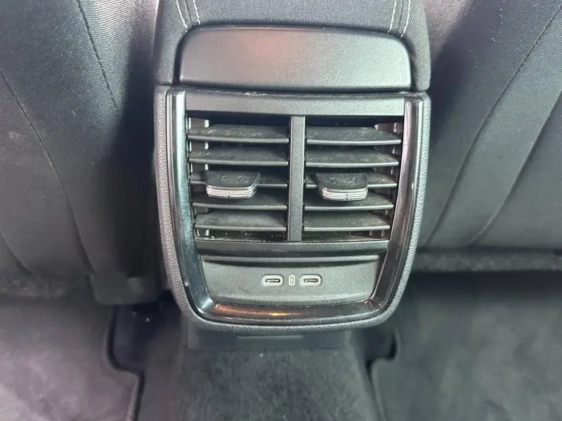 Vue rapprochée des aérateurs arrière noirs et des ports USB-C du Skoda Scala 2025 côté arrière intérieur.