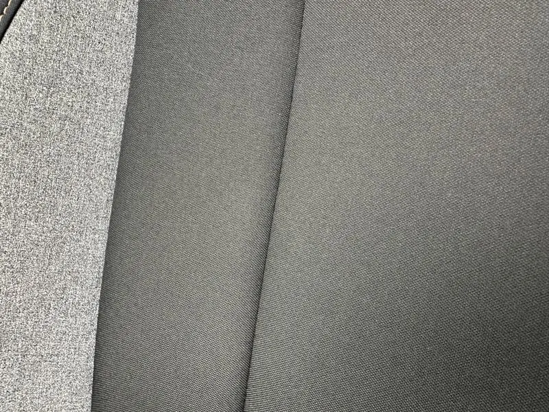 Tissu noir et gris recyclé de la banquette arrière du Skoda Scala 1.0 TSI Evo2 2025, finition Selection.