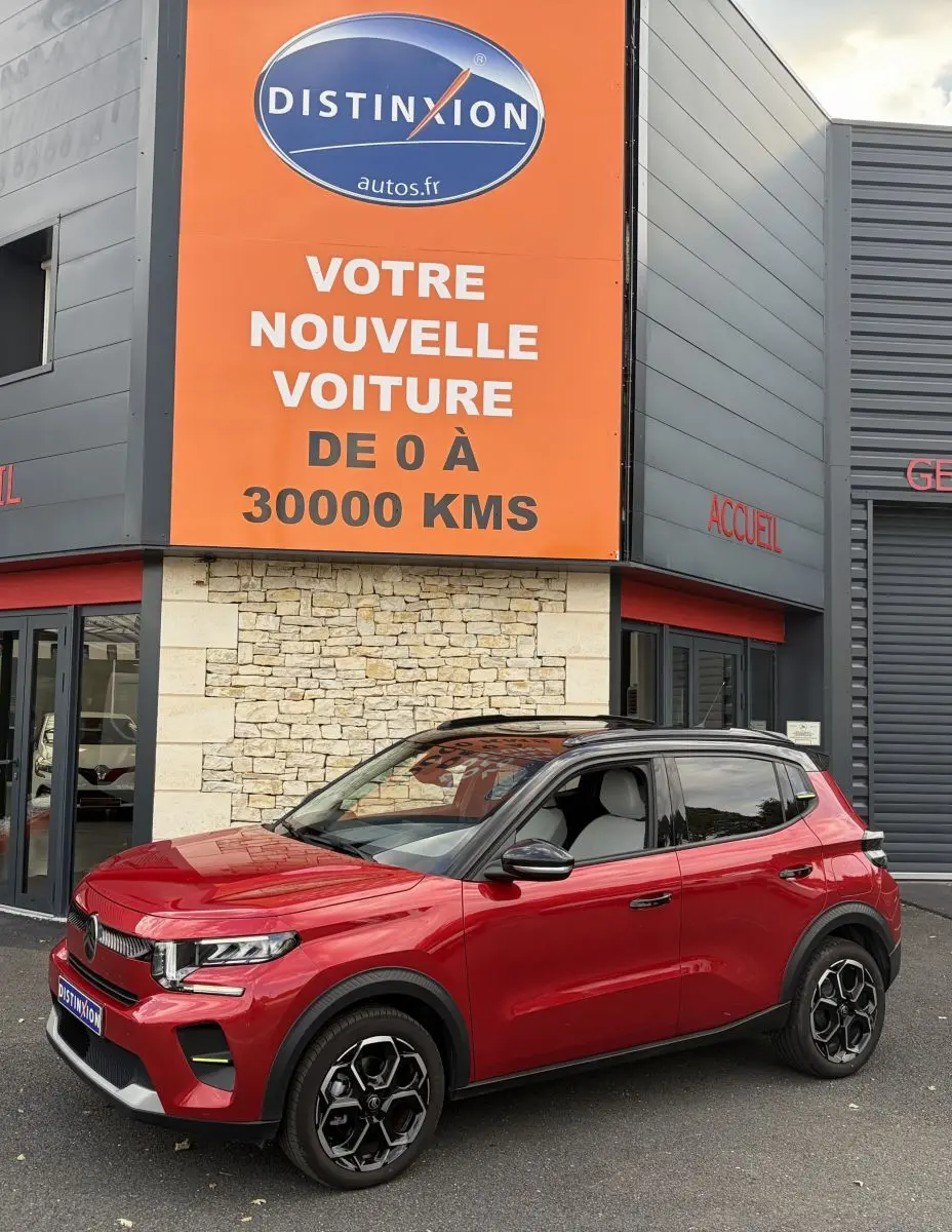Vue 3/4 avant droite d'une Citroën C3 Turbo 100 BVM6 rouge avec toit noir et jantes noires originales.
