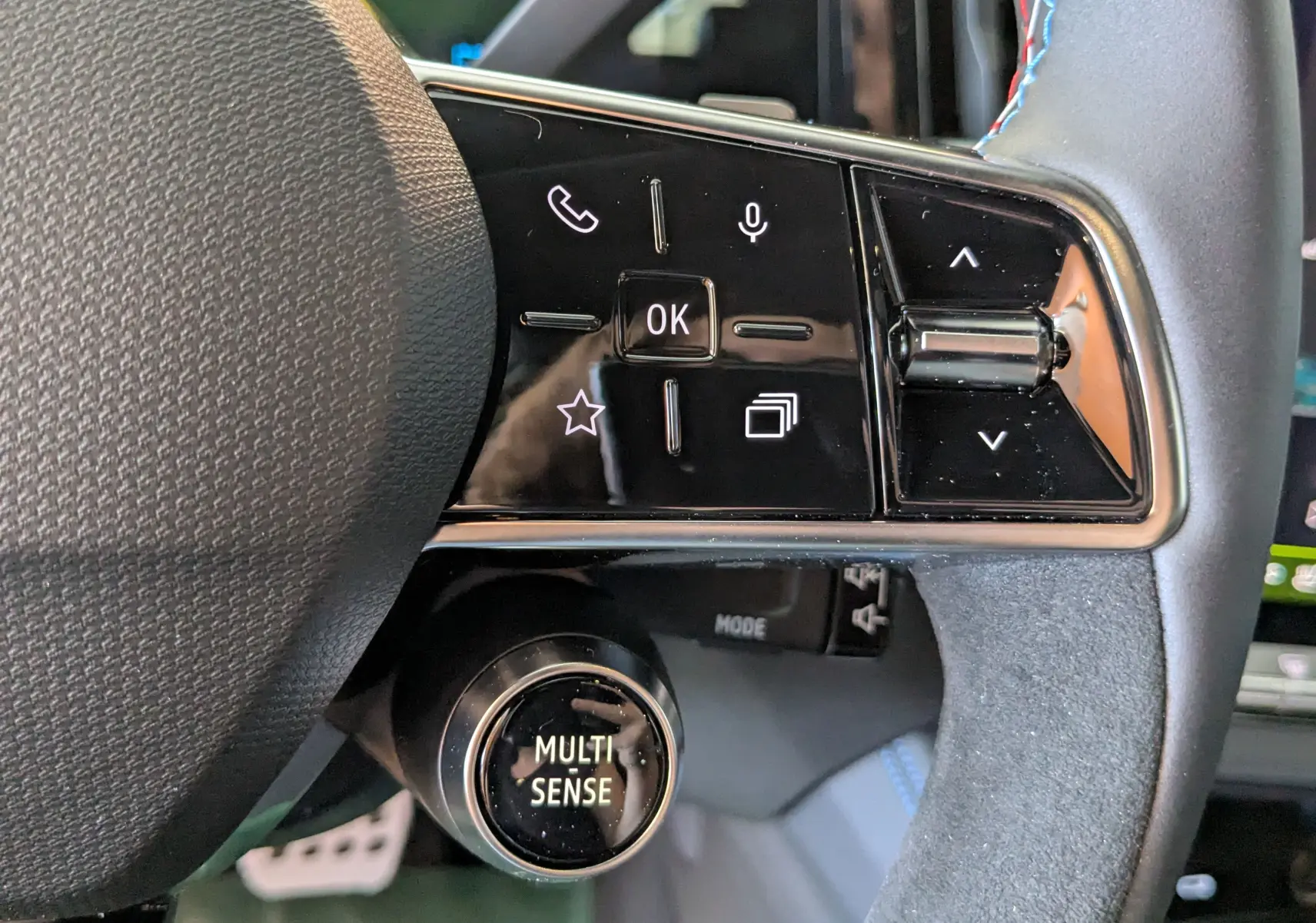 Détail du volant côté gauche du Renault Austral E-Tech 200 Esprit Alpine avec commandes tactiles et bouton Multi-Sense.
