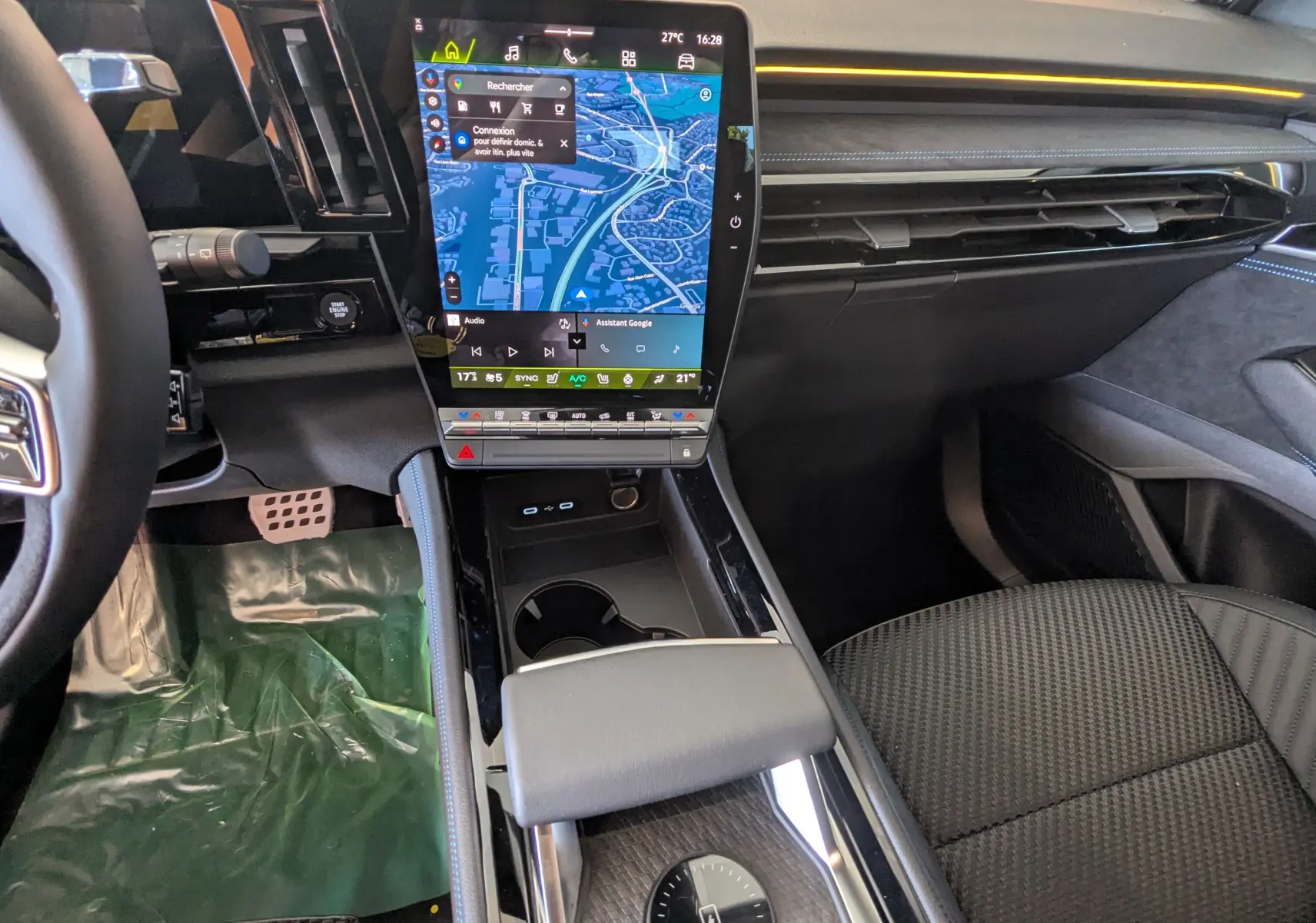 Vue intérieure du tableau de bord et console centrale du Renault Austral E-Tech 200 Esprit Alpine avec écran tactile vertical et sellerie noire.