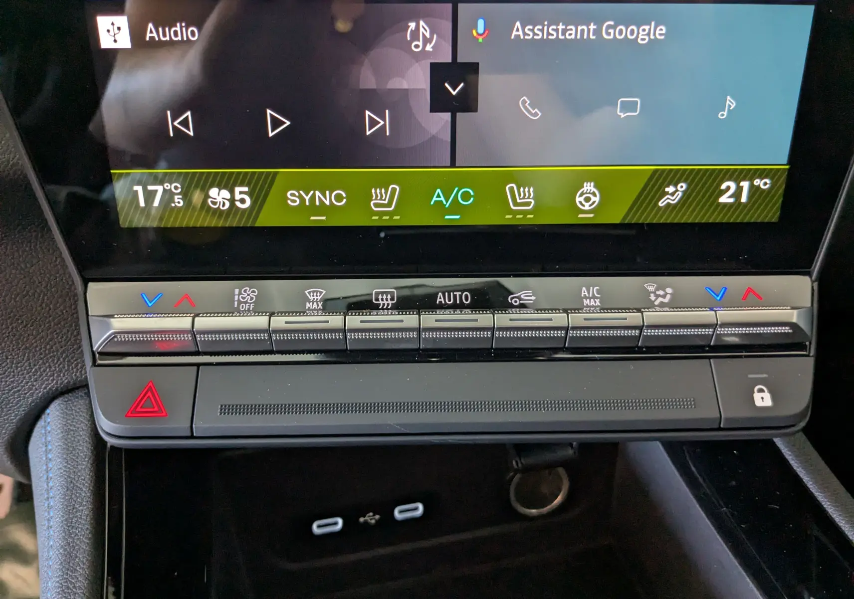 Gros plan sur la console centrale tactile du Renault Austral E-Tech 200 Esprit Alpine avec commandes climatisation et écran multifonction.