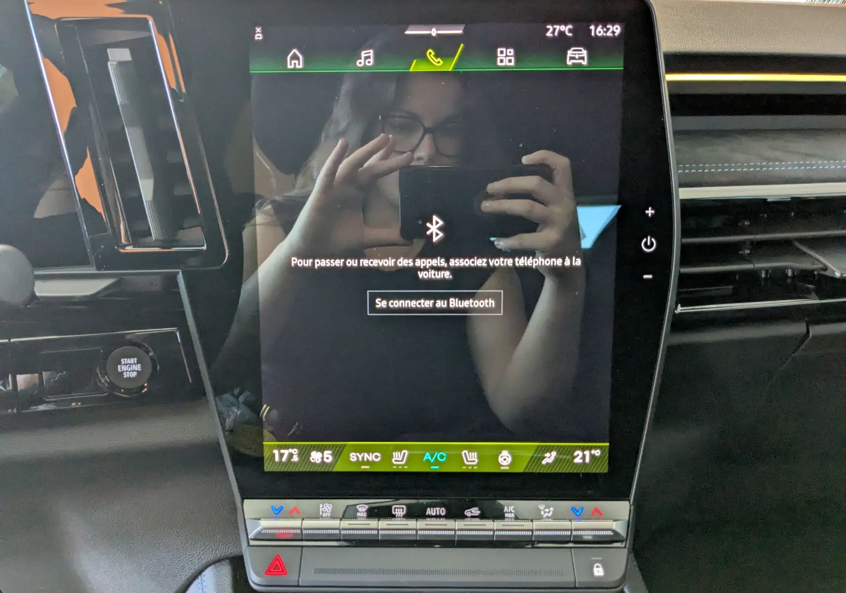 Écran tactile central du tableau de bord du Renault Austral E-Tech 200 Esprit Alpine, affichant la connexion Bluetooth.