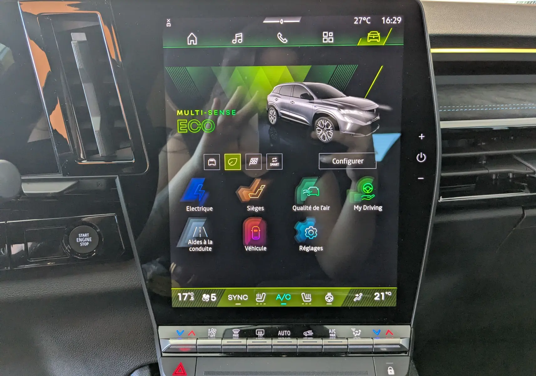 Écran tactile central du Renault Austral E-Tech 200 Esprit Alpine montrant le mode Multi-Sense Eco en intérieur noir.