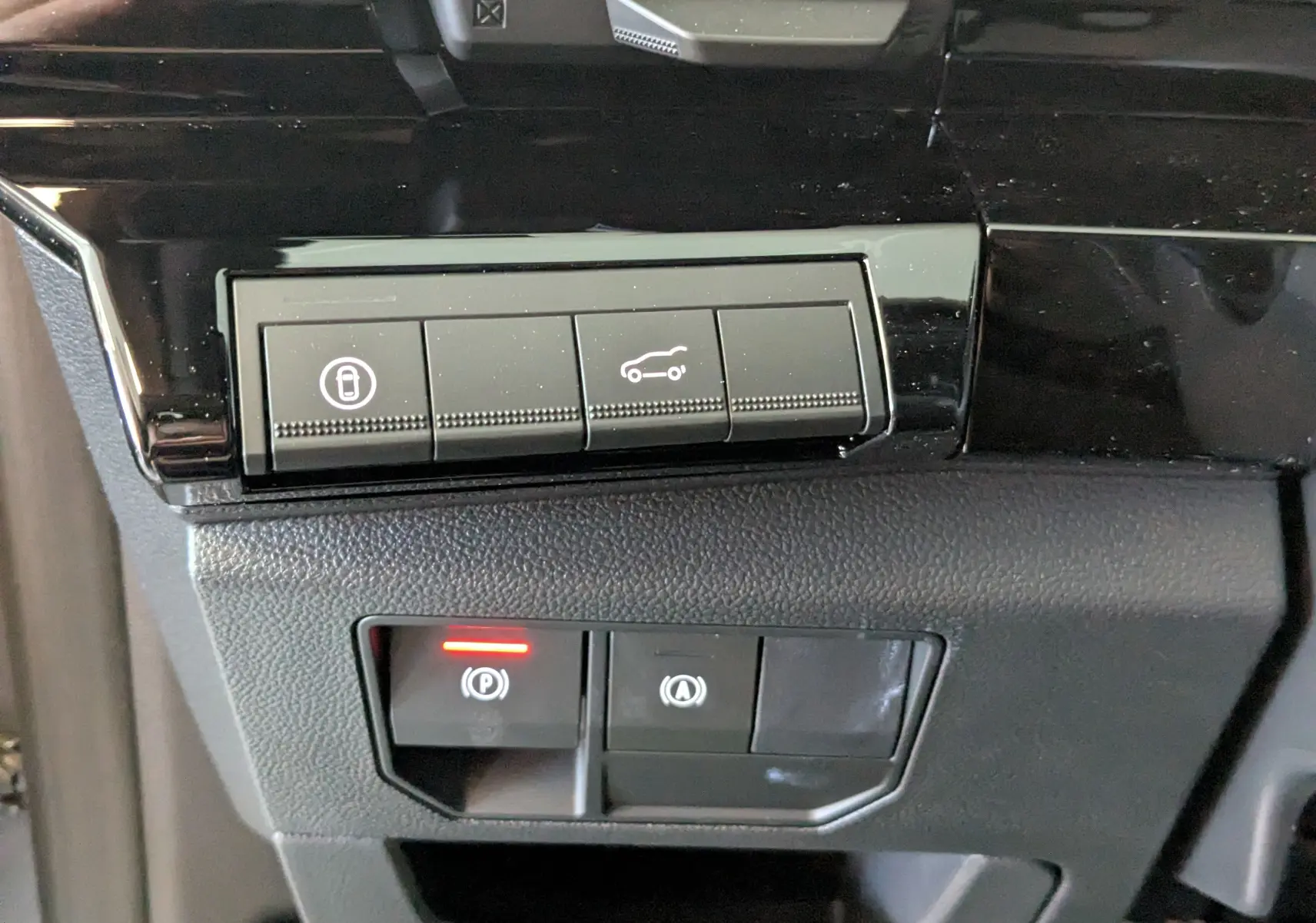 Gros plan sur les commandes de verrouillage et hayon du Renault Austral E-Tech 200 Esprit Alpine, intérieur noir.