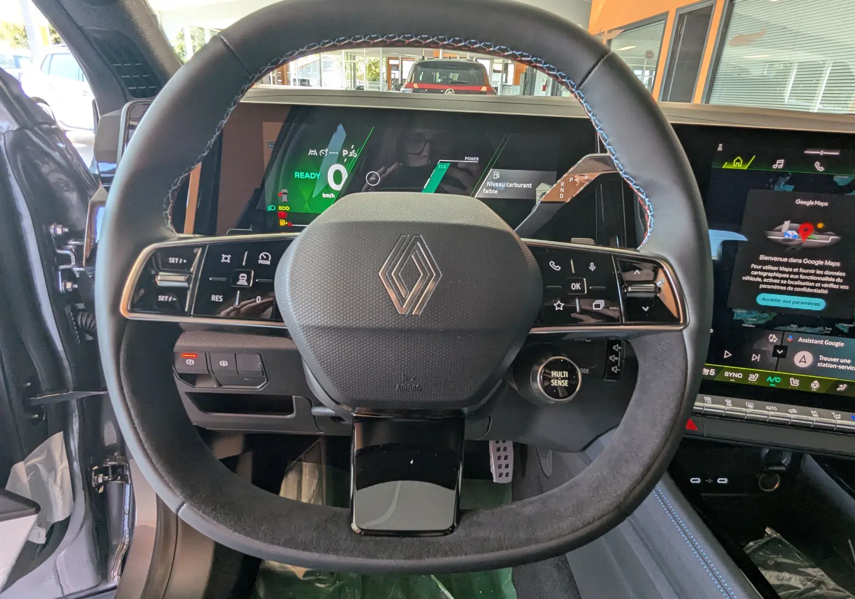 Vue rapprochée du volant cuir noir avec surpiqûres tricolores du Renault Austral E-Tech 200 Esprit Alpine 2026.