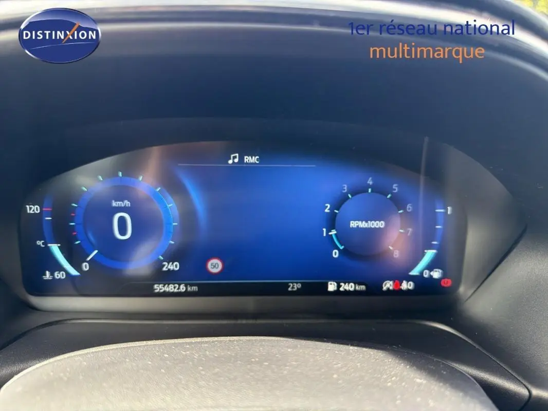 Tableau de bord numérique du Ford Puma gris foncé 2022, affichant vitesse à 0 km/h et compte-tours.