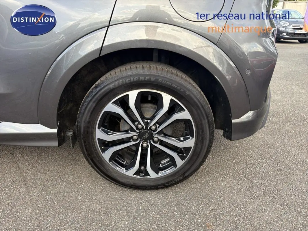 Gros plan sur la roue avant droite avec jante alliage 17 pouces du Ford Puma gris foncé 2022.