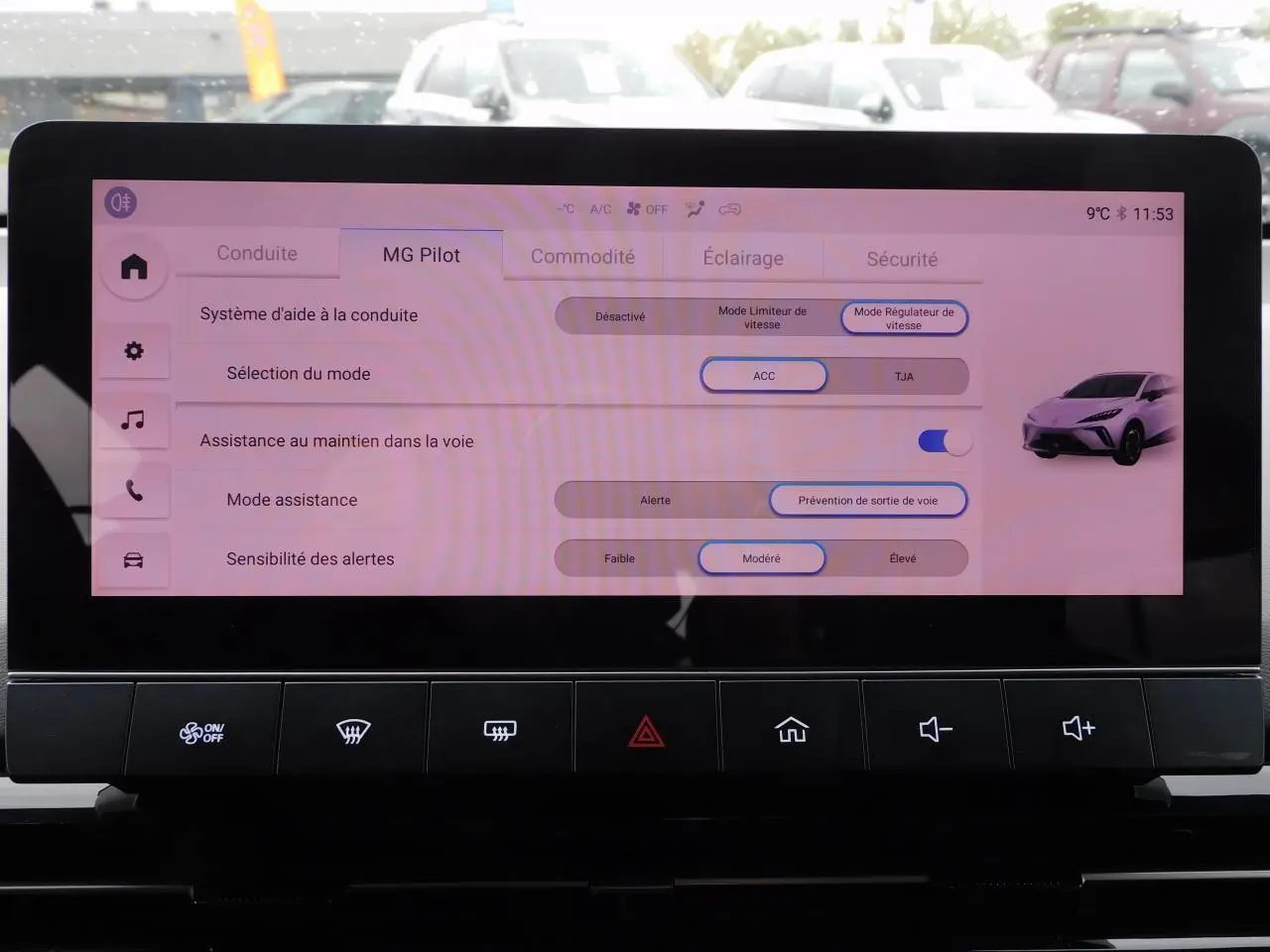 Écran tactile central du MG MOTOR MG4 blanc 2023 montrant les réglages d'aide à la conduite en mode MG Pilot.