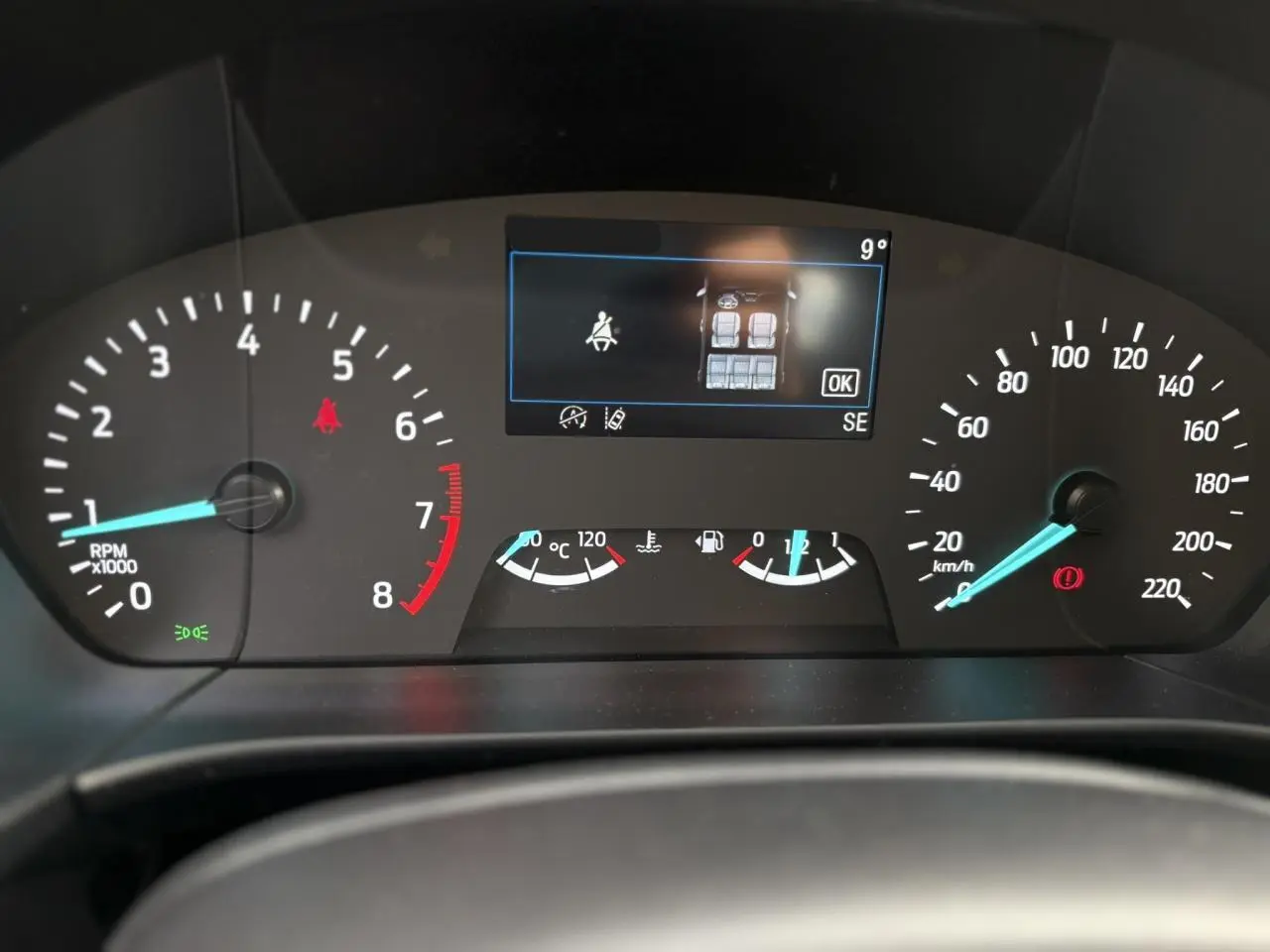 Vue rapprochée du tableau de bord du Ford Kuga 2024, affichage numérique et compte-tours avec aiguilles bleues.