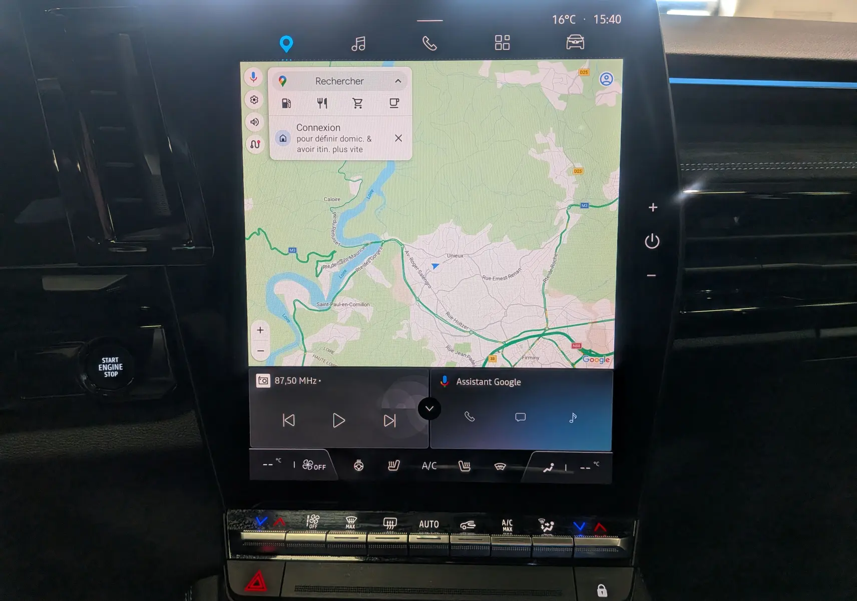 Vue rapprochée de l’écran tactile central du Renault Austral E-Tech hybrid 200 Iconic esprit Alpine avec interface de navigation affichée.