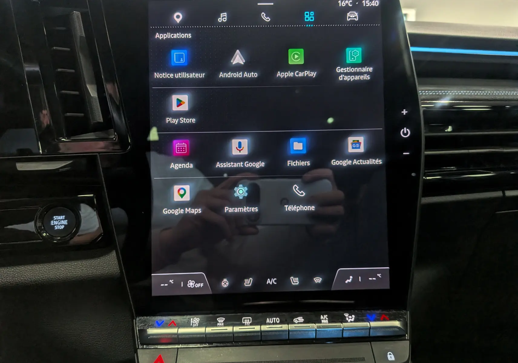 Écran tactile central du Renault Austral E-Tech 2023 avec interface multimédia et commandes climatisation intégrées.