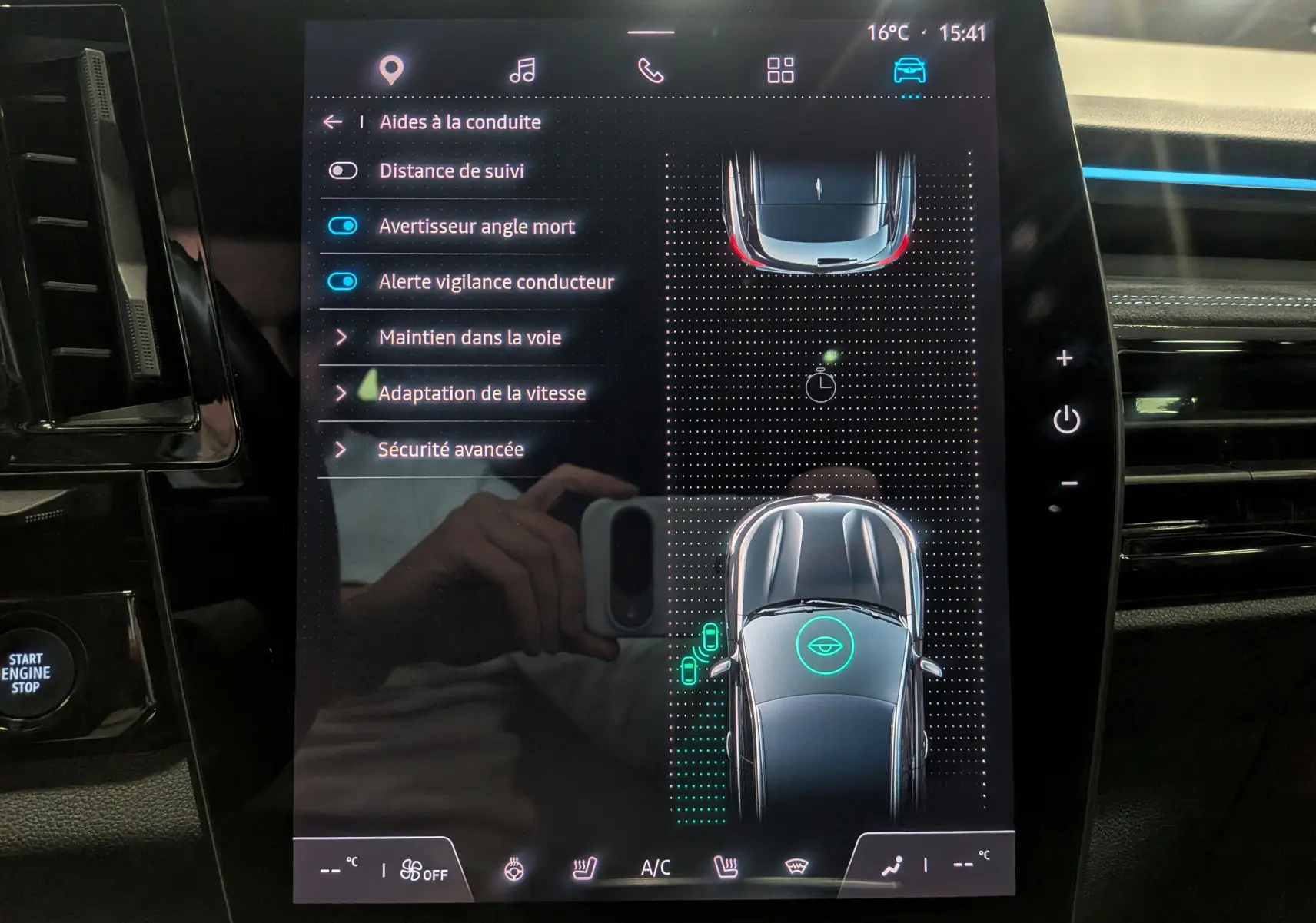 Écran tactile intérieur du Renault Austral E-Tech hybride 2023 affichant les aides à la conduite et la vue du véhicule en gris schiste.