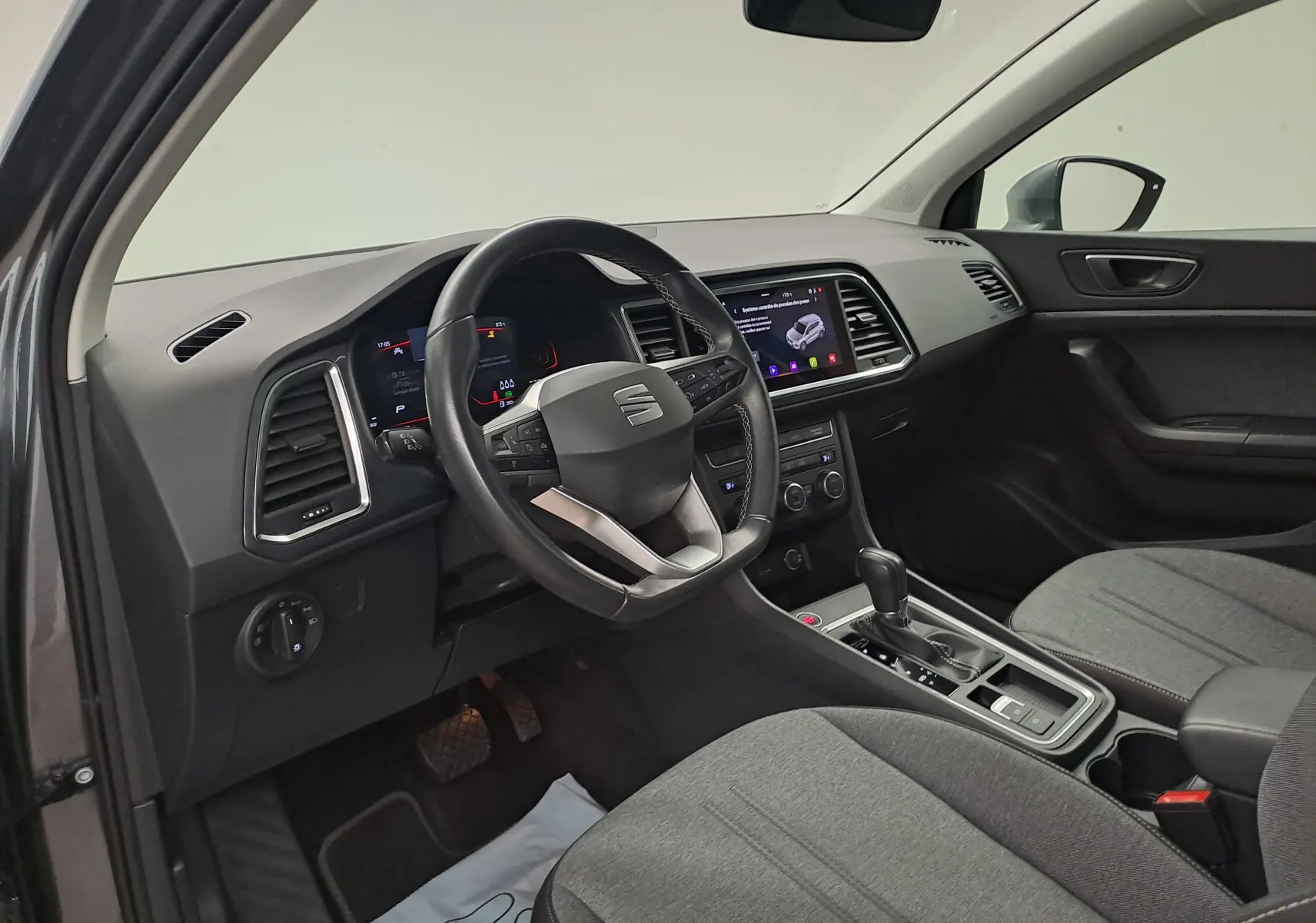 Intérieur avant droit du SEAT Ateca 2023 gris graphite, avec tableau de bord numérique et console centrale équipée.