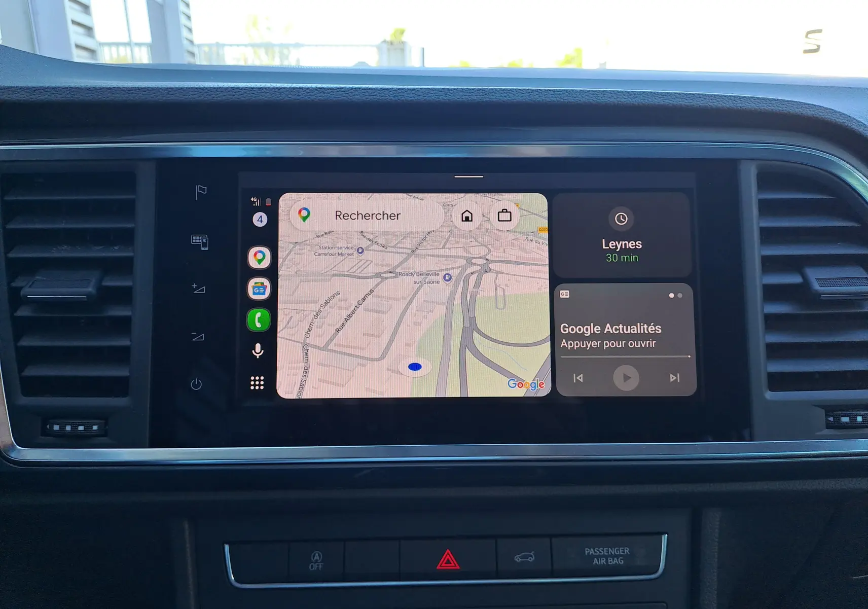 Écran tactile central du tableau de bord du SEAT Ateca 2023 avec navigation et interface Google, entouré de grilles d’aération noires.