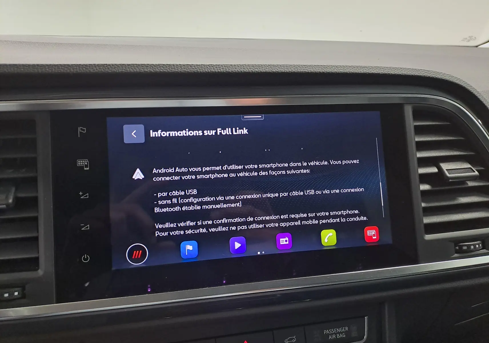 Écran tactile central du tableau de bord du SEAT Ateca 2023, affichant les informations sur la connexion Android Auto.