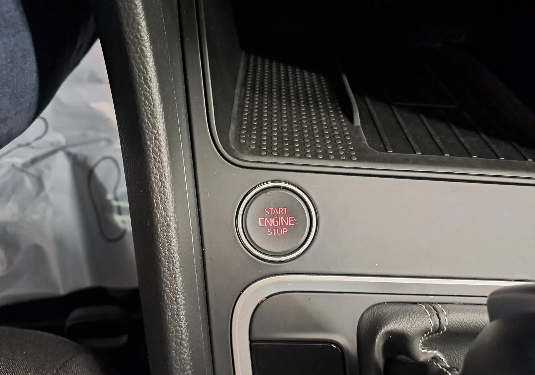Gros plan sur le bouton Start Engine Stop et la console centrale en plastique noir du SEAT Ateca 2023.