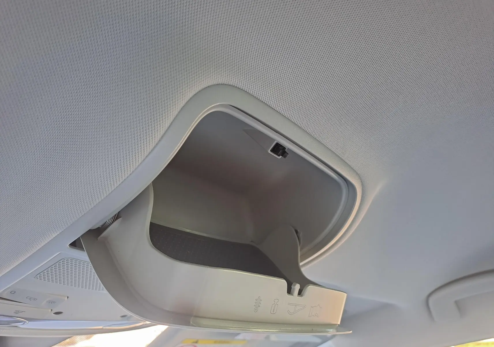 Rangement à lunettes ouvert dans le plafond intérieur du SEAT Ateca 2023, finition gris clair.