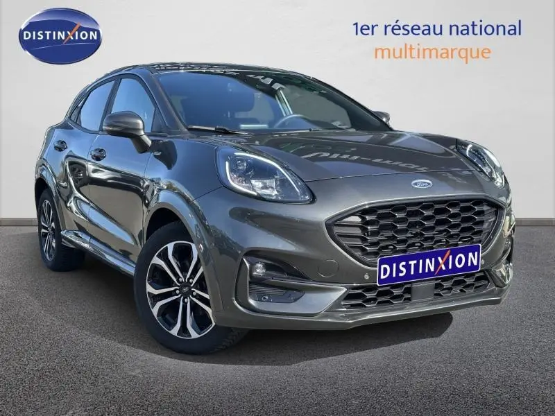 Vue 3/4 avant droit d'un Ford Puma 1.0 EcoBoost gris Solar métallisé avec calandre noire et jantes alliage.