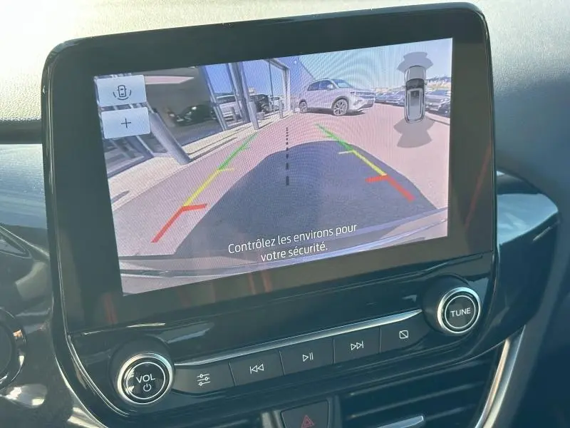 Écran central du Ford Puma 2023 montrant la caméra de recul avec guidage coloré et vue arrière du véhicule gris Solar Métallisée.