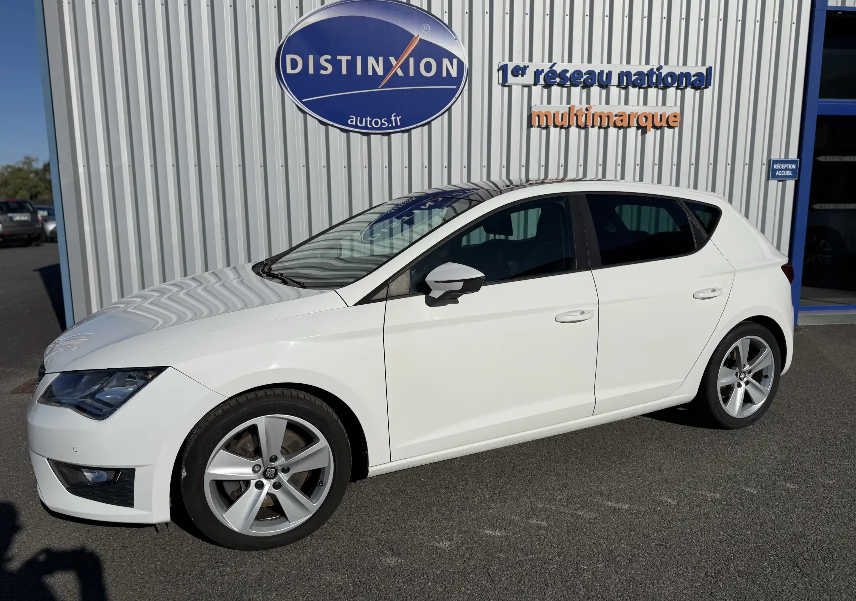 SEAT Leon 1.8 TFSI blanc en vue profil côté gauche, avec jantes alliage 17 pouces et carrosserie lisse.