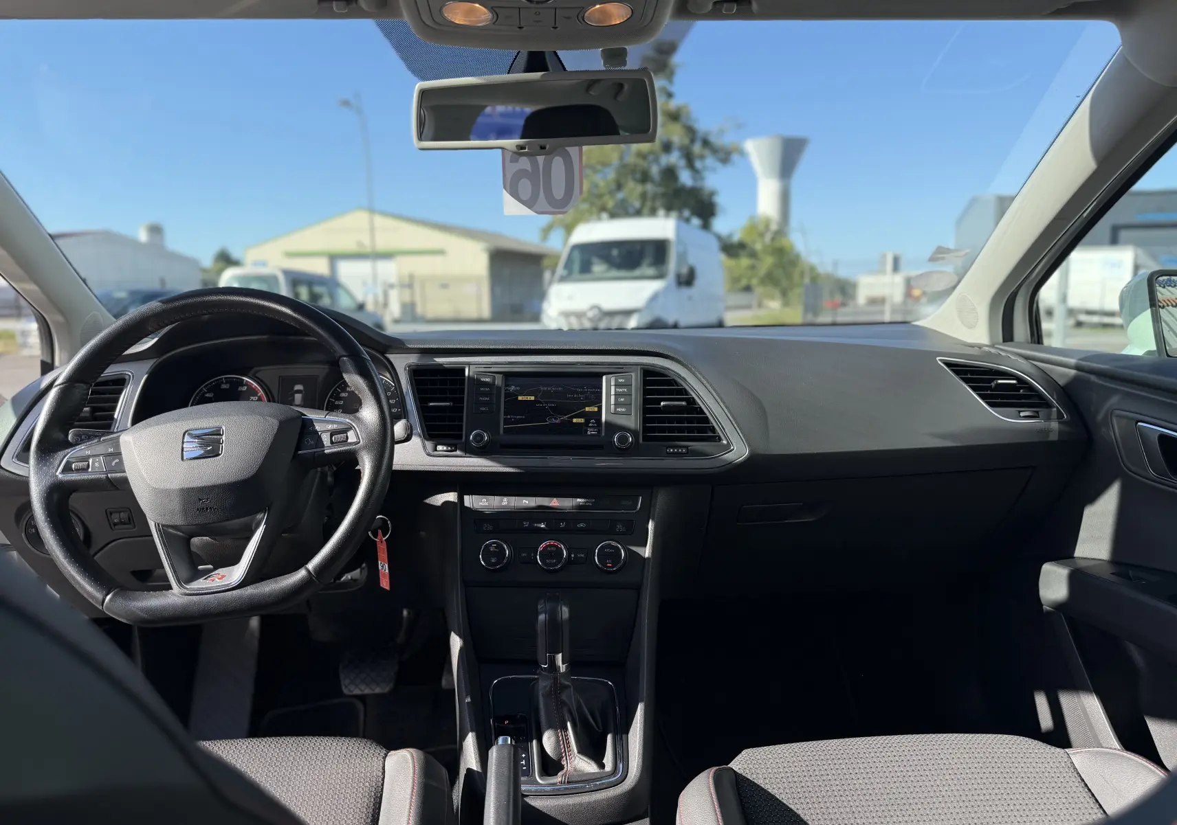 Vue intérieure avant du tableau de bord noir et volant de la SEAT LEON 1.8 TFSI 180 FR de 2014 avec boîte automatique.