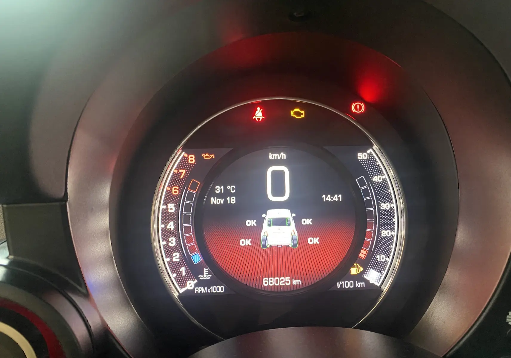 Tableau de bord numérique de l'Abarth 595 noir, affichant la vitesse à 0 km/h et l'état des pneus OK.