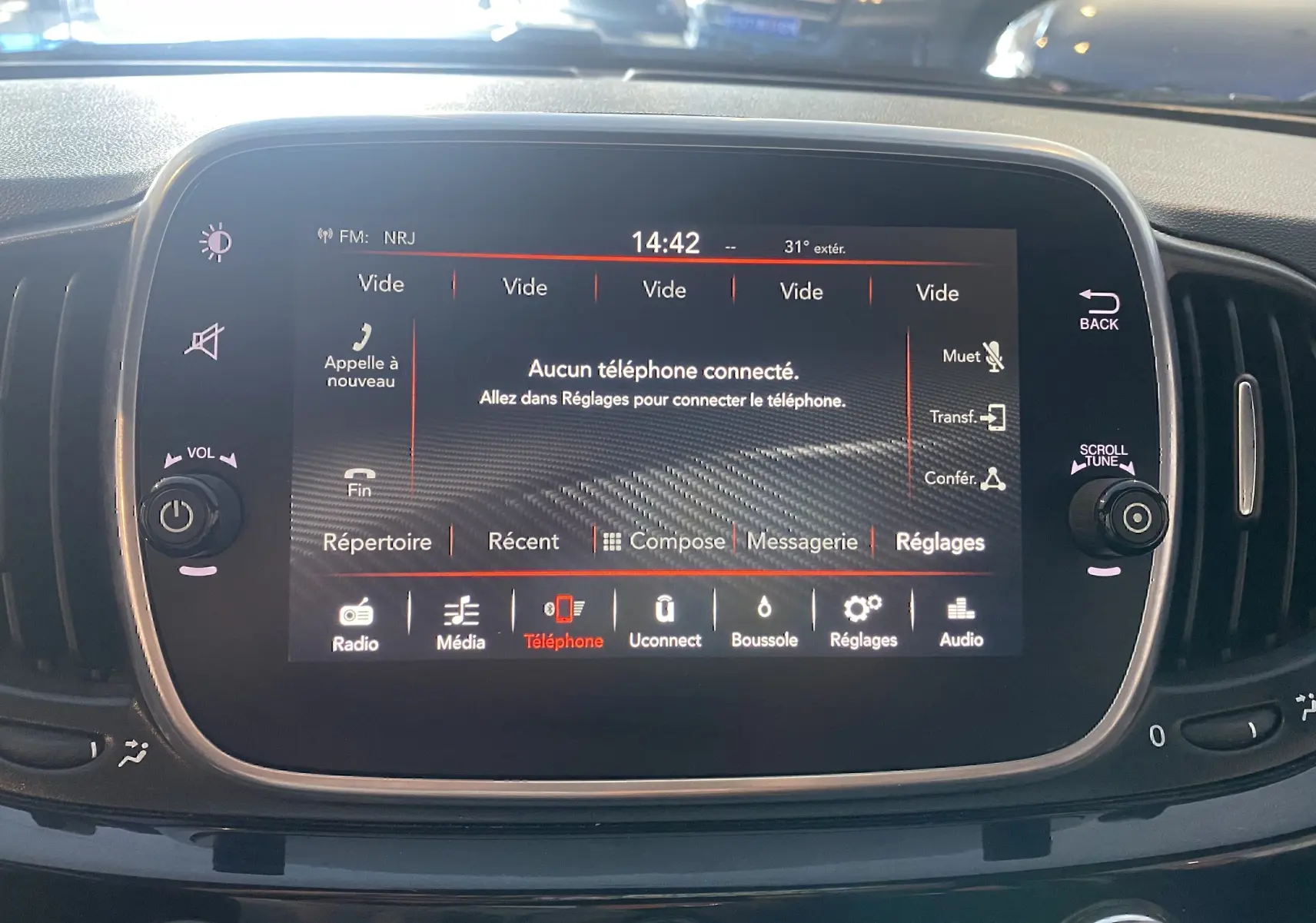 Écran tactile central du tableau de bord de l'Abarth 595 noir, affichant le menu téléphone sans connexion active.