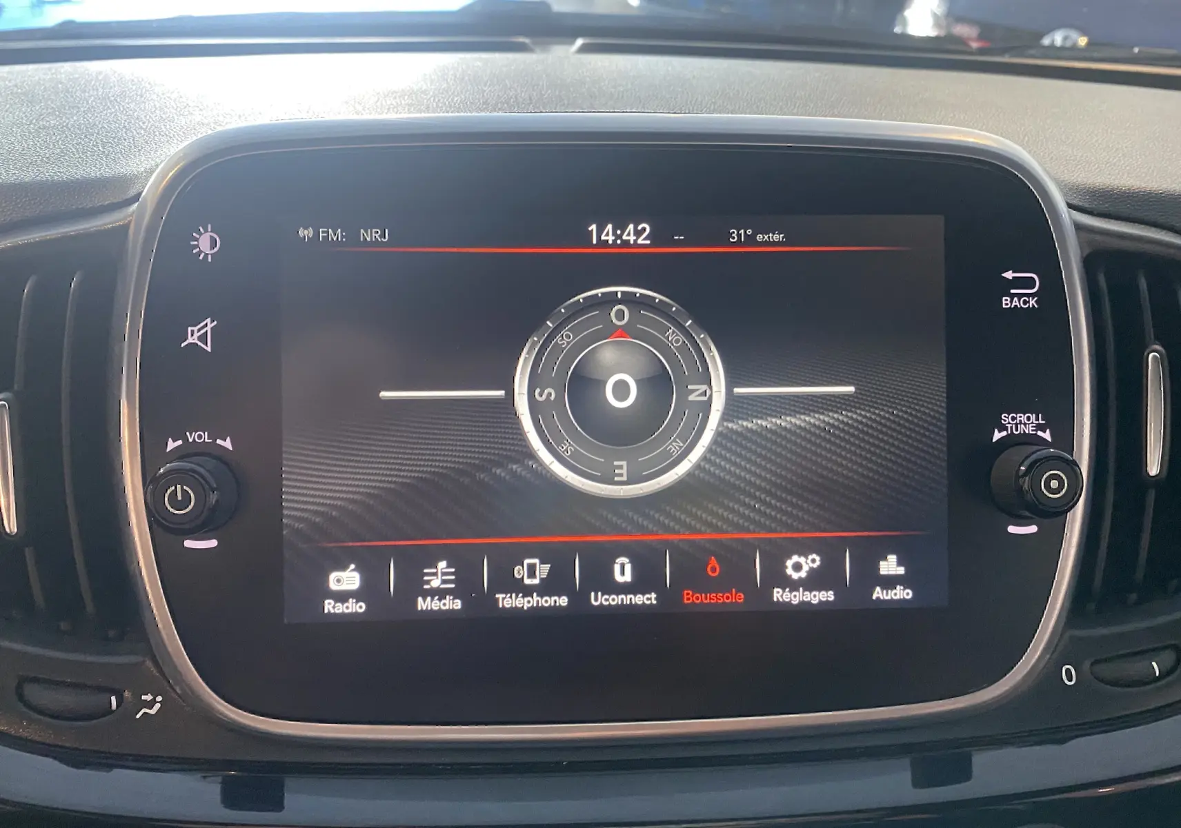 Écran tactile central du tableau de bord de l'Abarth 595 noir, affichant la boussole et les options multimédia.