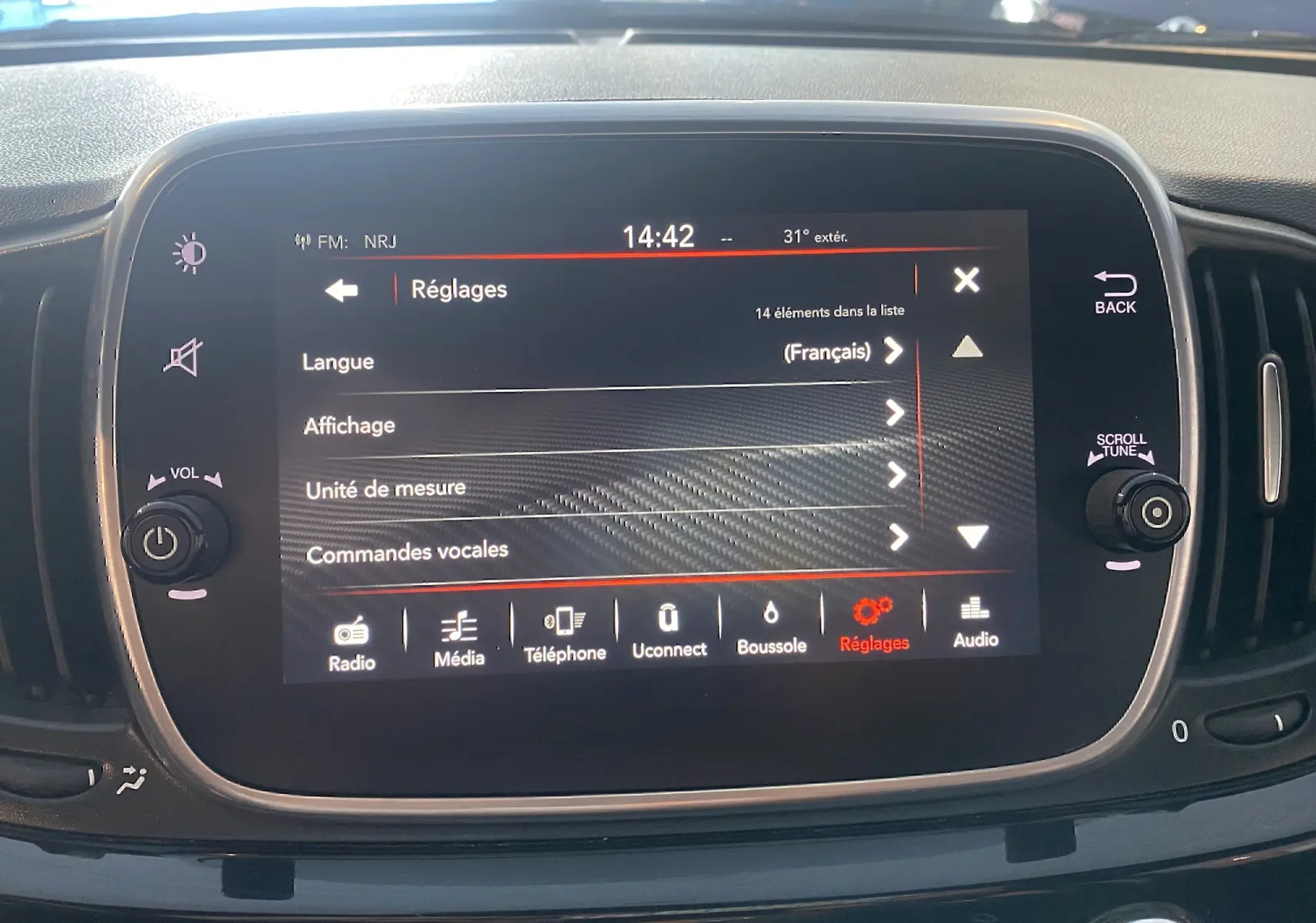 Écran tactile central de l'ABARTH 595 noir affichant le menu réglages avec options en français, vue de face rapprochée.