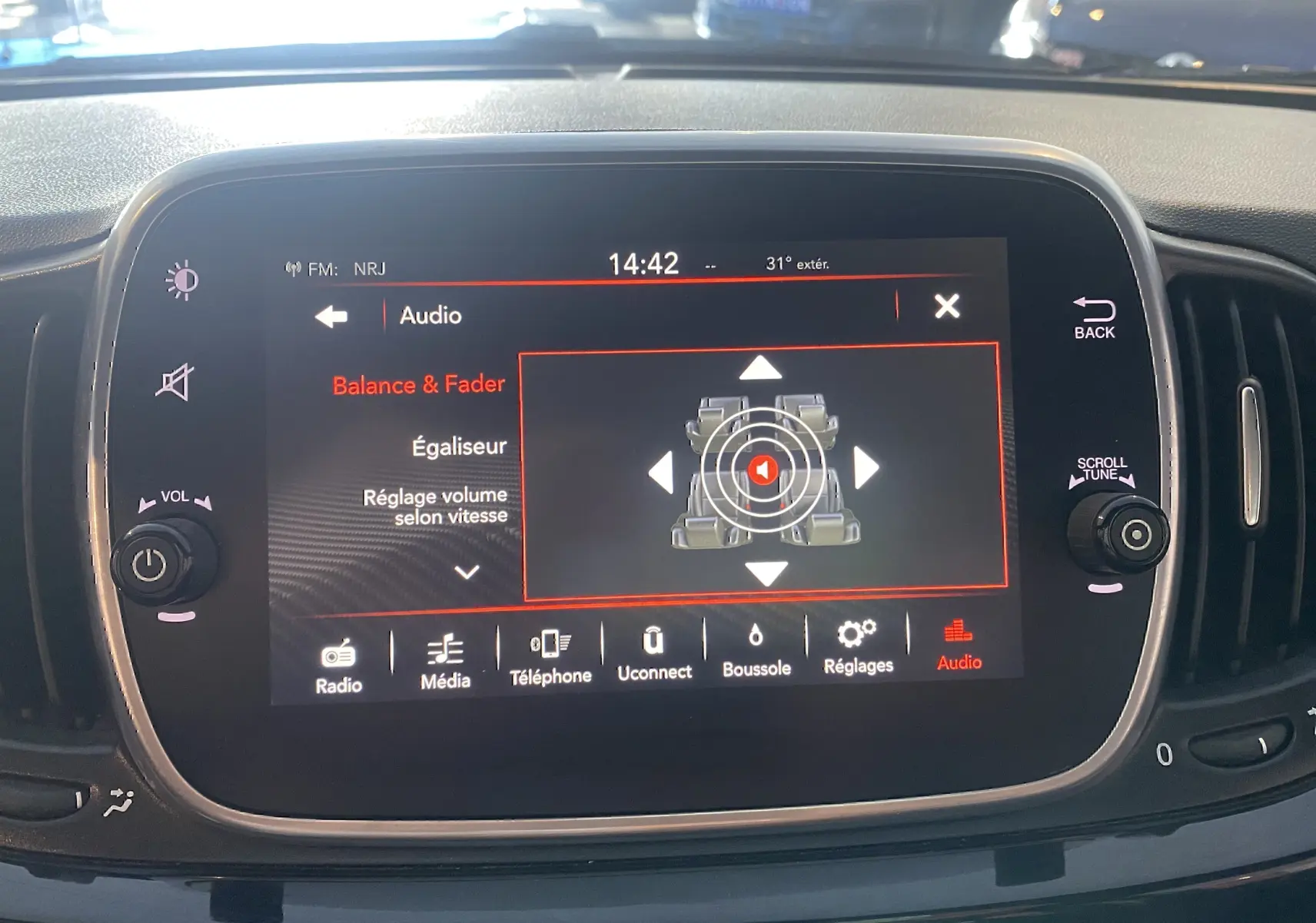 Écran tactile central de l'Abarth 595 noir affichant les réglages audio avec options balance et fader visibles.