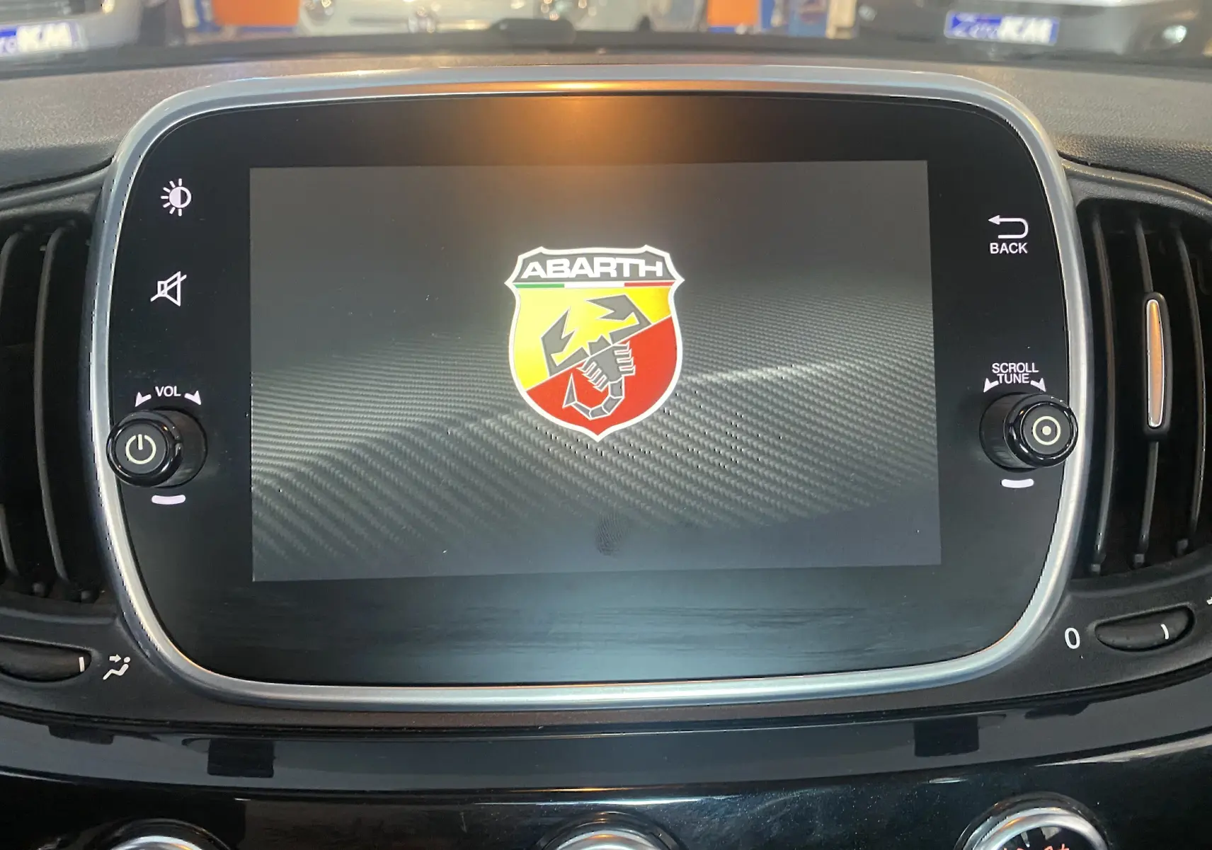 Écran tactile central affichant le logo Abarth dans l'habitacle noir d'une ABARTH 595 2018.