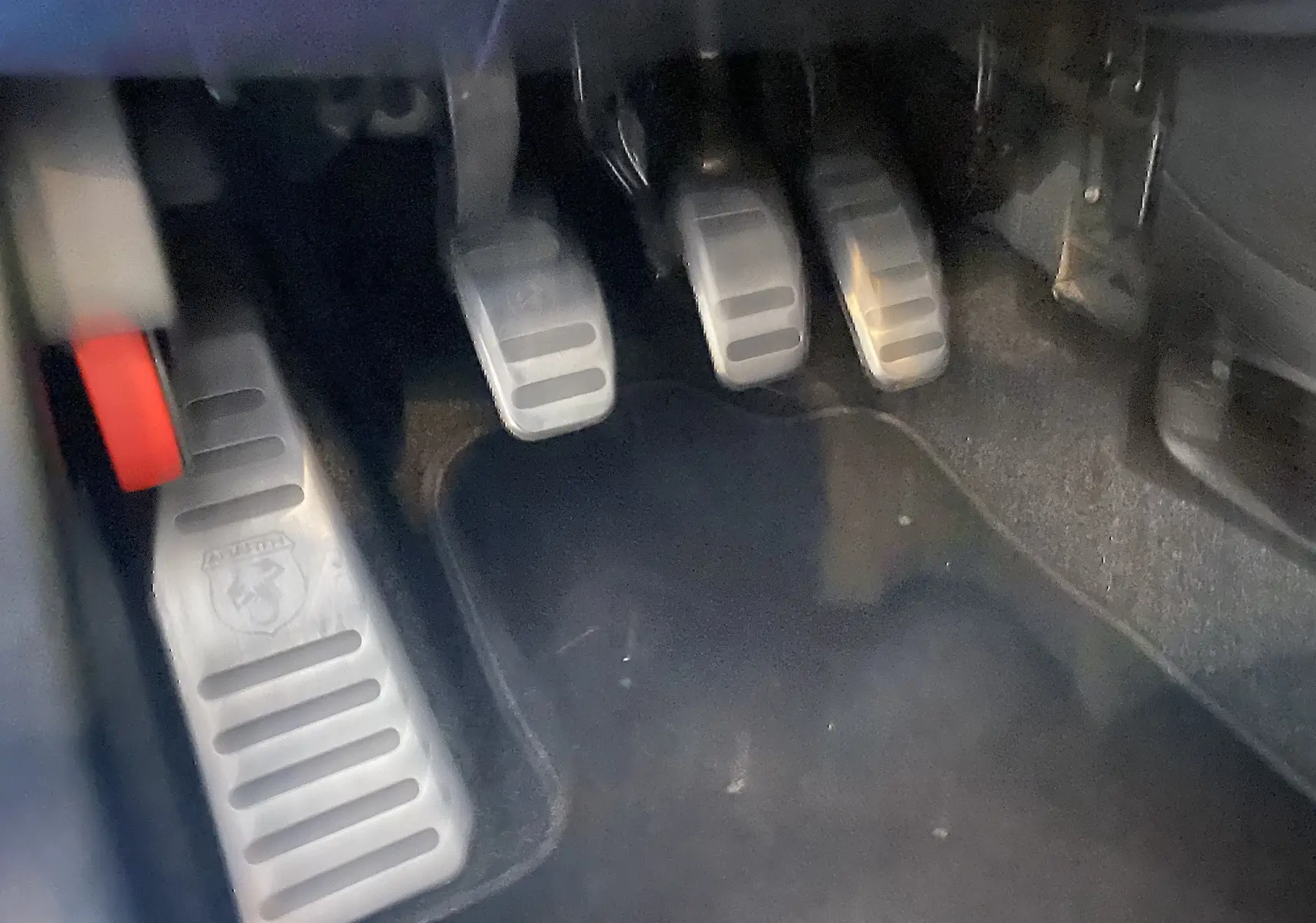 Gros plan sur les pédales en aluminium avec logo Abarth, côté conducteur d'une ABARTH 595 noire de 2018.