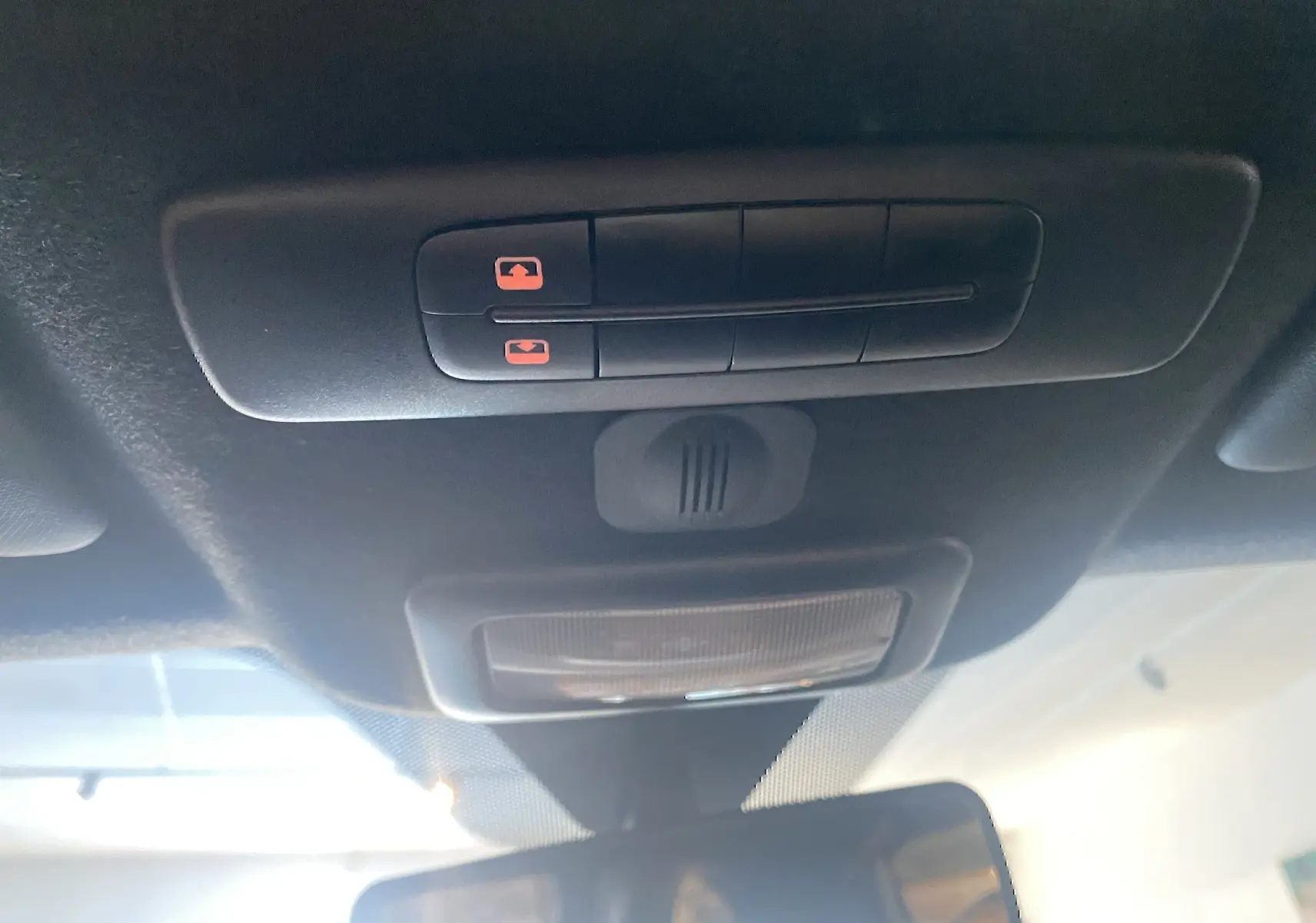 Vue intérieure du toit ouvrant électrique avec commandes lumineuses sur un Abarth 595 noir de 2018.