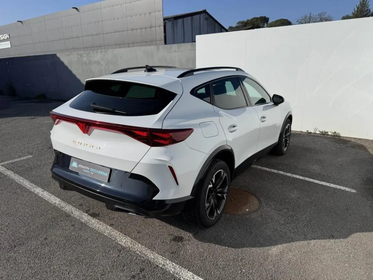 Vue 3/4 arrière droite du CUPRA Formentor blanc nacré avec toit noir et feux arrière Tri-LED distinctifs.