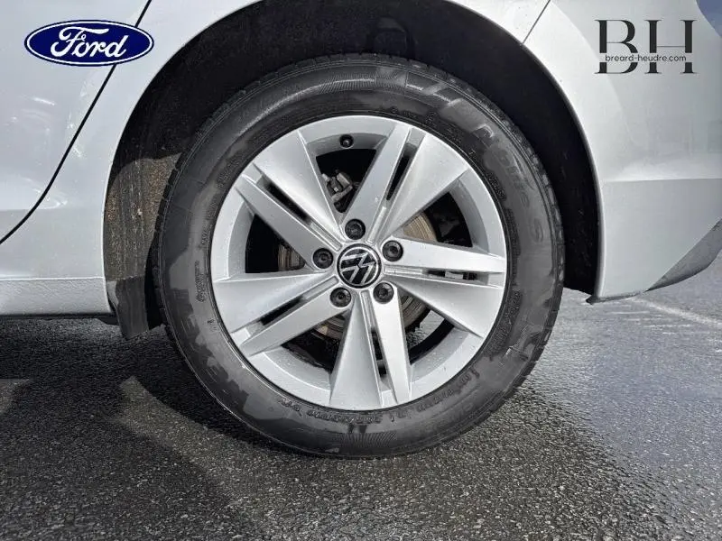 Gros plan sur la roue avant droite gris lunaire d'une Volkswagen Golf 2.0 TDI avec jante alu cinq branches.