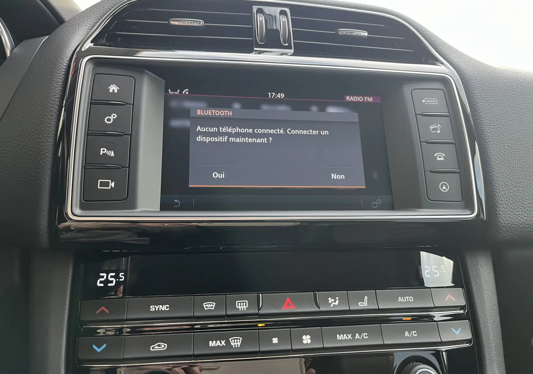 Vue rapprochée de la console centrale du Jaguar F-PACE blanc 2018, écran tactile affichant la connexion Bluetooth.