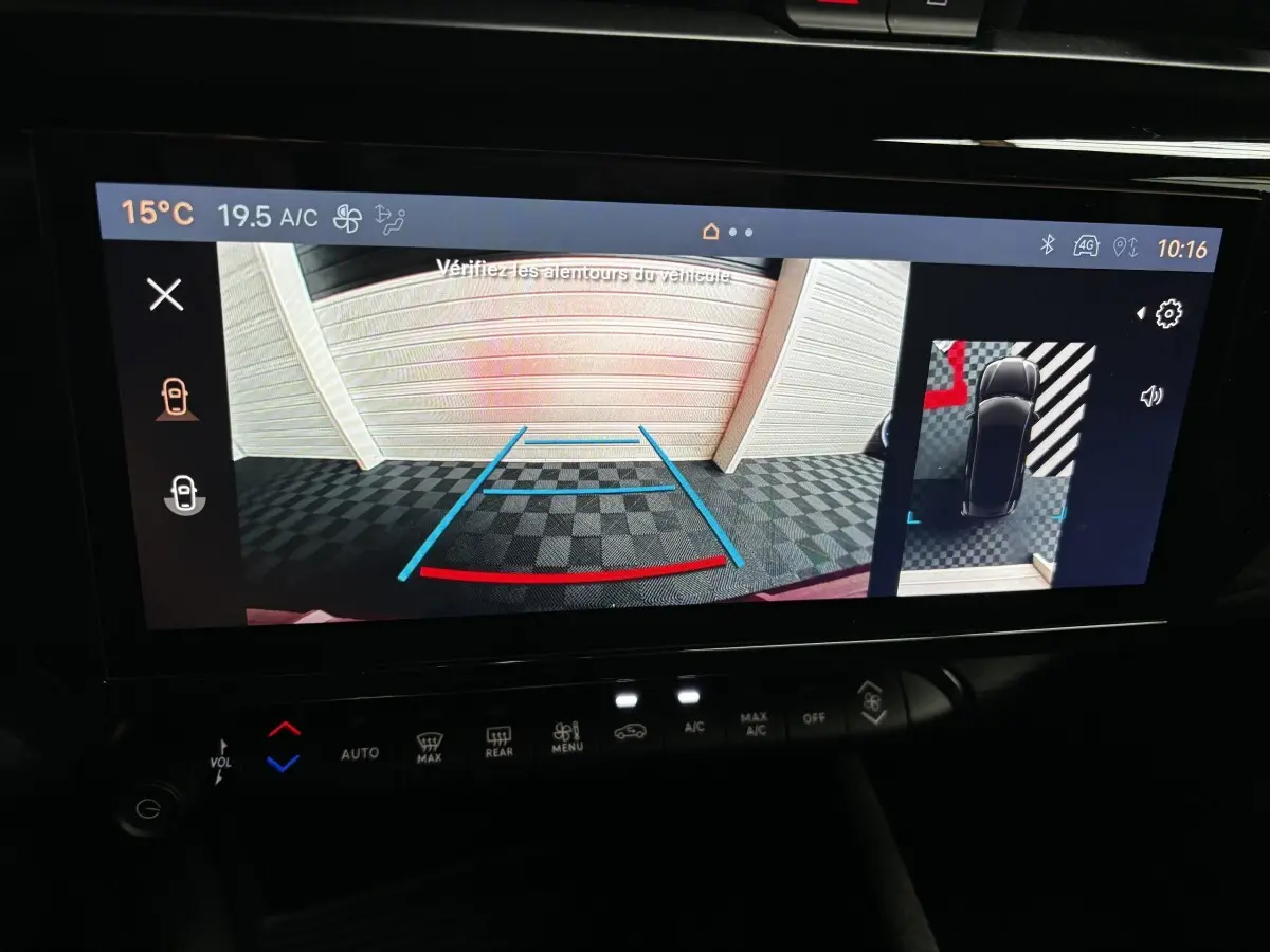 Écran tactile intérieur affichant la caméra de recul et la vue 360° de l'Alfa Romeo Junior rouge, tableau de bord en arrière-plan.