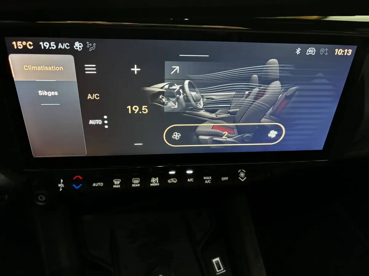 Écran tactile intérieur affichant la climatisation et la ventilation des sièges de l'Alfa Romeo Junior 2024.