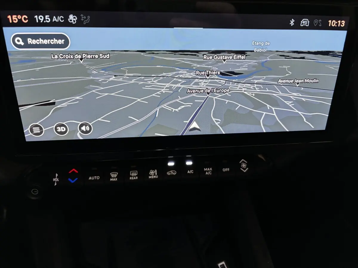 Écran tactile central de navigation 10,25 pouces de l'Alfa Romeo Junior 1.2 rouge, vue rapprochée de l'intérieur.