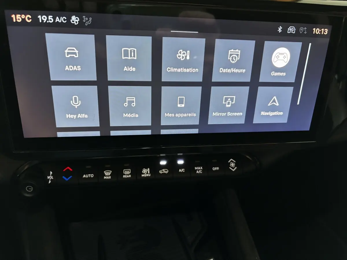 Écran tactile central affichant les menus multimédias et climatisation dans l'Alfa Romeo Junior rouge 2024.