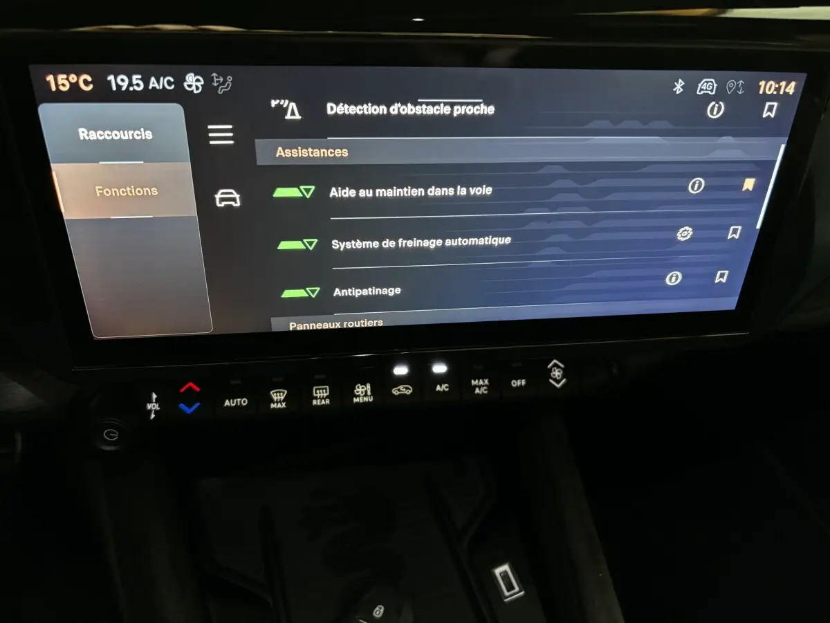 Écran tactile central de l'Alfa Romeo Junior 2024 affichant les aides à la conduite et commandes climatisation.