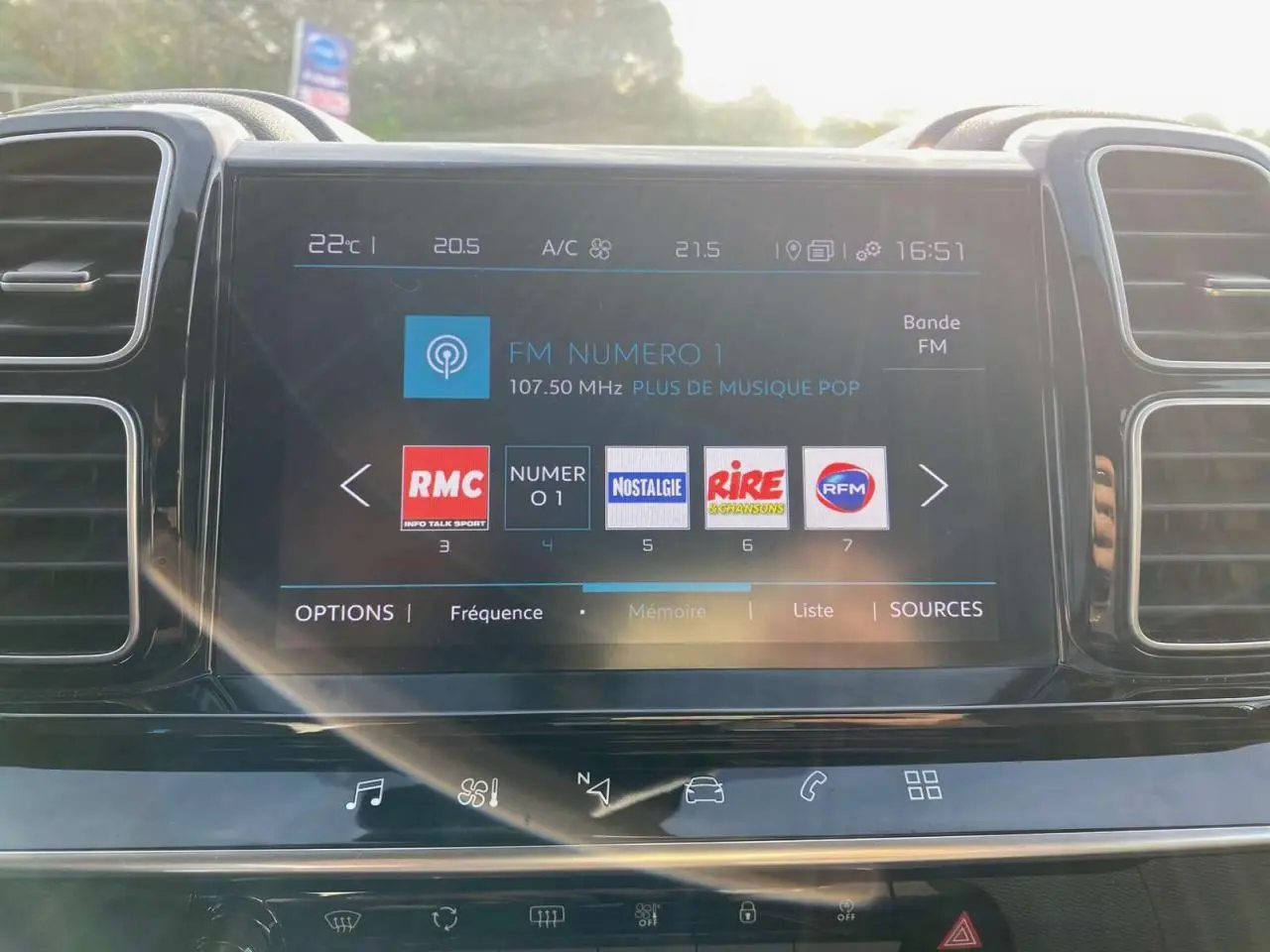Écran tactile central du tableau de bord du Citroën C5 Aircross 2021 affichant les stations radio FM.